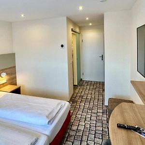 Zimmer mit Kingsize-Bett